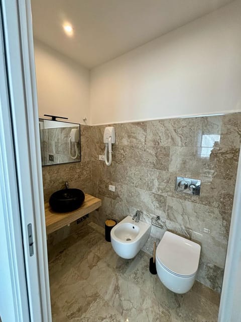 Shower, Toilet, Bathroom, bidet, towels