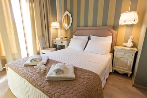 Spring, Bed, Photo of the whole room, Decorative detail, Sunset