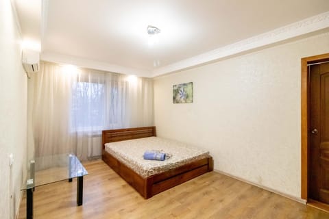 Bed, TV and multimedia, Seating area, Bedroom, internet, internet, air conditioner