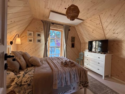Bed, TV and multimedia, Bedroom