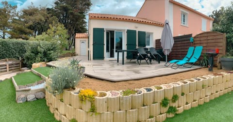 Property building, Patio, BBQ facilities, Garden, Garden view, sunbed