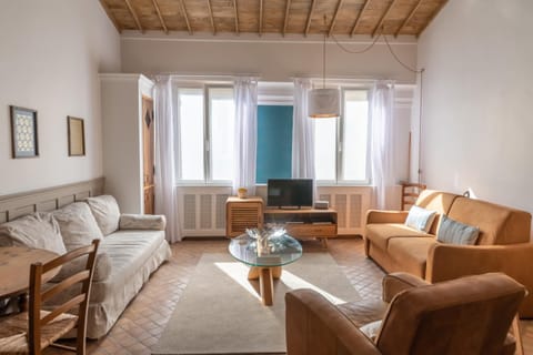 Bed, TV and multimedia, Living room