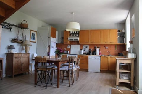 Kitchen or kitchenette, Dining area, dishwasher, minibar, pet friendly, stove