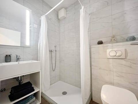 Shower, Toilet, Bathroom, towels