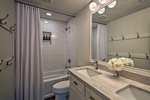 Deck, Fire Pit Waterfront Lake Hamilton Home House in Piney