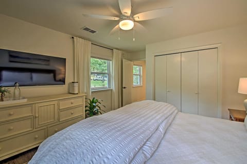 Deck, Fire Pit Waterfront Lake Hamilton Home House in Piney