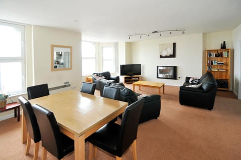 TV and multimedia, Living room, Seating area, Dining area