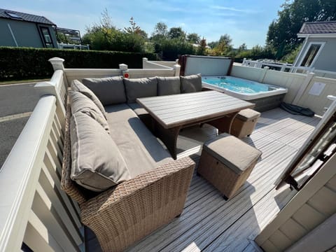 Hot Tub, Seating area