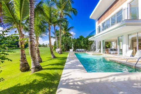 Property building, Swimming pool, sunbed