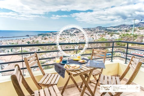 View (from property/room), Balcony/Terrace, City view, Sea view, Street view