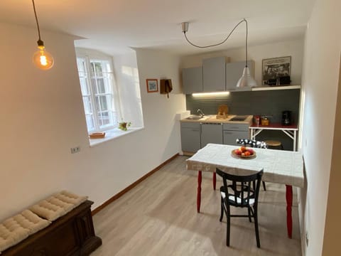 Kitchen or kitchenette, Seating area