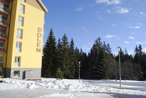 Facade/entrance