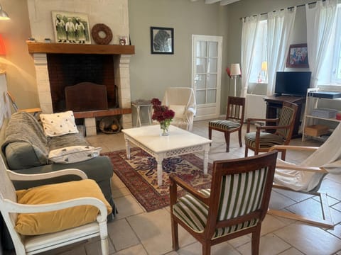 Gîte spacieux rénové en 1850 avec grand jardin, terrasse, jeux pour enfants et équipements modernes ! - FR-1-410-172 House in Centre-Val de Loire