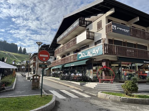 Property building, Neighbourhood, Mountain view