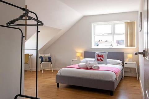 Bed, Photo of the whole room, Bedroom