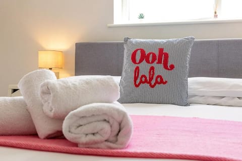 Bed, Bedroom, towels