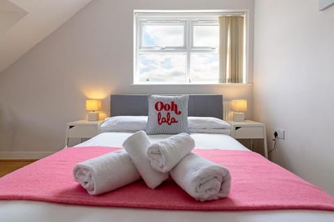 Bed, Bedroom, towels