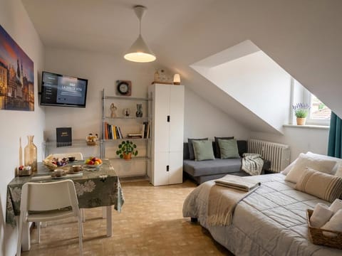 Bed, TV and multimedia, Seating area, Bedroom