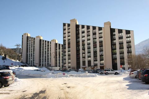 Property building, Facade/entrance, Day, Neighbourhood, Natural landscape, Winter, Other, Mountain view, Street view, Parking