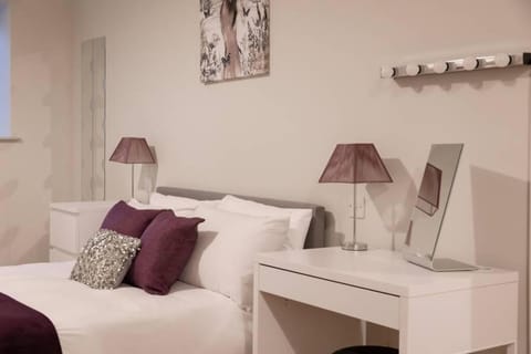 Hereford City Centre - Apartment 2, Isabella House - Modern Apartment In The Heart of The City - Sleeps 2 Guests - Hosted by RENTMYHOUSE Apartment in Hereford