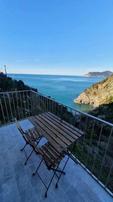 On the Way to the Marina Apartment in Corniglia