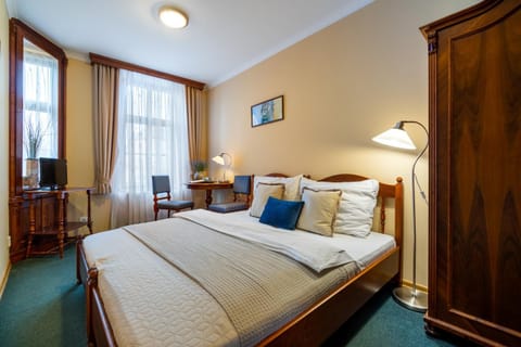 Bed, Photo of the whole room, Seating area