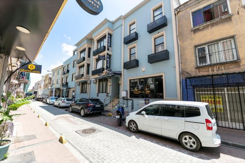 Property building, Day, Neighbourhood, Street view, Parking