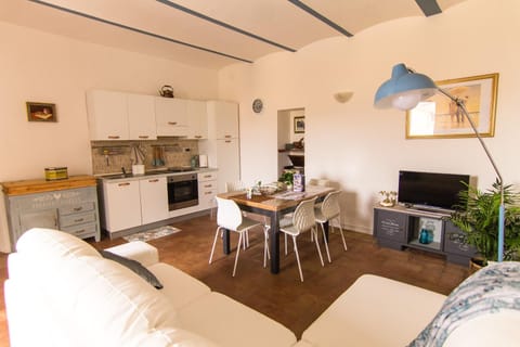 Kitchen or kitchenette, Lounge or bar