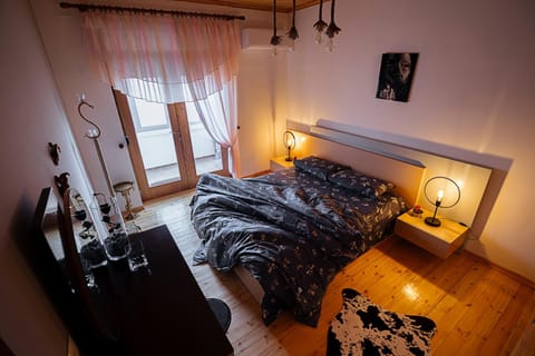 Property building, Bed, Balcony/Terrace, Bedroom, Family, Family