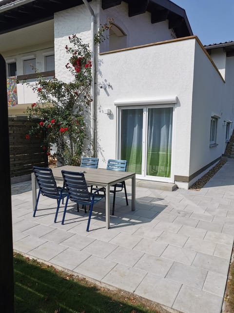 Facade/entrance, Balcony/Terrace