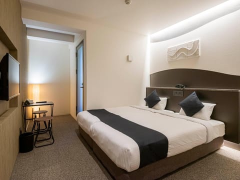 Bed, TV and multimedia, Photo of the whole room, Bedroom