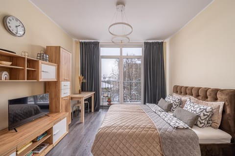 Bed, TV and multimedia, Living room, Photo of the whole room, hair dresser