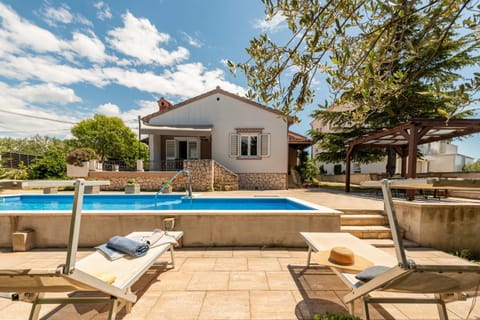 Property building, Facade/entrance, Off site