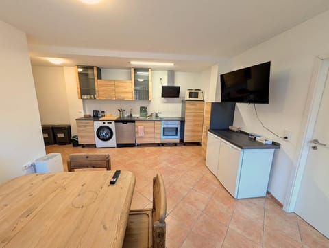 Communal lounge/ TV room, TV and multimedia, Kitchen or kitchenette, Living room, Seating area, Dining area, Evening entertainment, dishwasher, oven, stove, toaster, washing machine, dryer