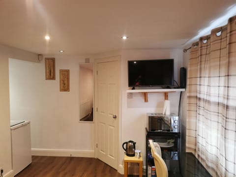 Peaceful Studio En-suite pvt entrance Garden free parking Apartment in Nottingham