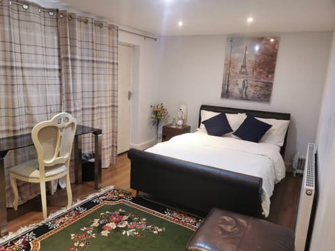 Peaceful Studio En-suite pvt entrance Garden free parking Apartment in Nottingham