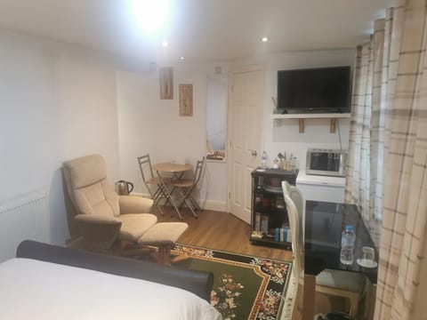 Peaceful Studio En-suite pvt entrance Garden free parking Apartment in Nottingham