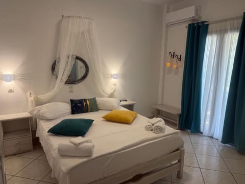 Bed, Photo of the whole room, Bedroom, air conditioner