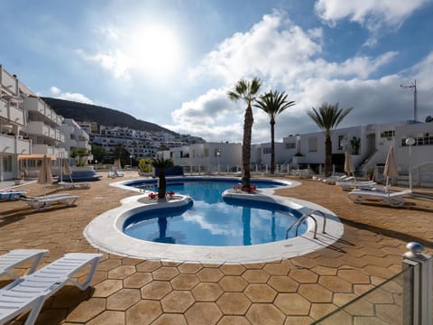 Day, Swimming pool, sunbed