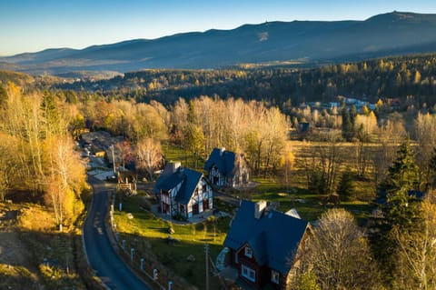 Property building, Day, Natural landscape, Bird's eye view, Autumn, Garden view, Mountain view