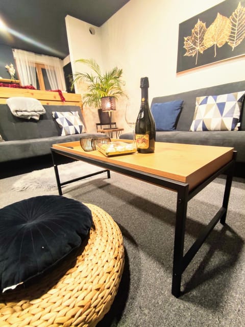 Living room, Seating area, Drinks