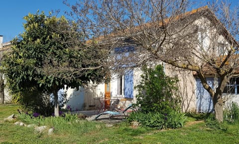 Petite maison refaite à neuf dans mas du 19ème siècle House in Arles