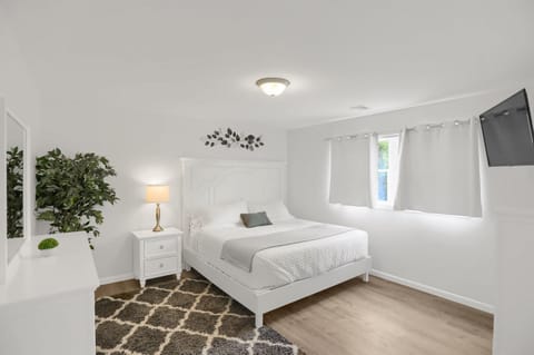 Bed, TV and multimedia, View (from property/room), View (from property/room), Bedroom, Street view, wardrobe