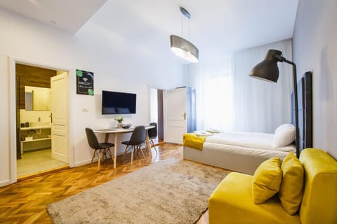 Bed, TV and multimedia, Living room, Photo of the whole room, Seating area, Dining area, Bedroom