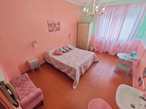 Bed, Seating area, Bedroom