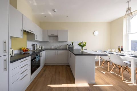 Hereford City Centre - Apartment 5, Isabella House - Modern Apartment In The Heart of The City - Sleeps 6 Guests - Hosted by RENTMYHOUSE Apartment in Hereford