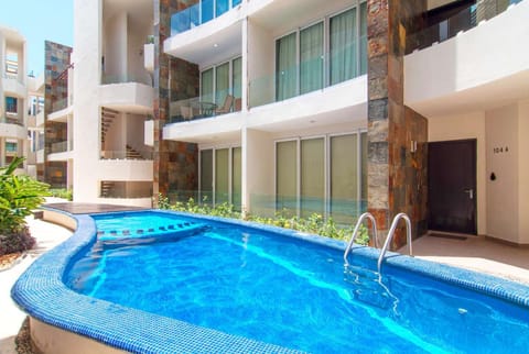 Property building, Day, Swimming pool
