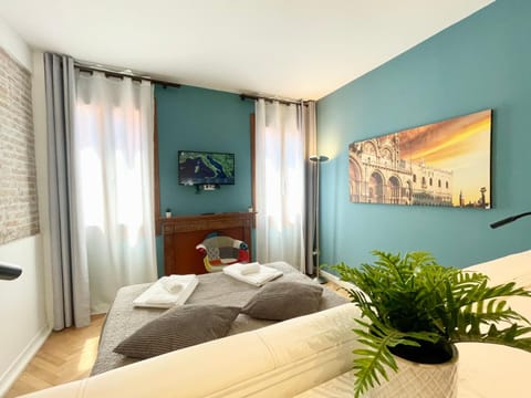 Bed, TV and multimedia, Bedroom