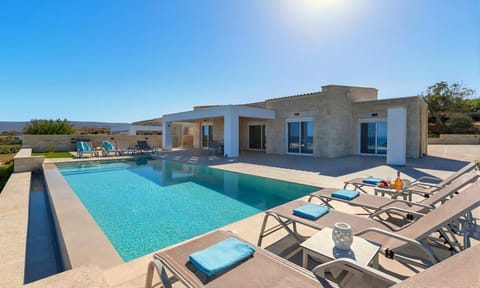 Property building, Patio, Day, Natural landscape, Pool view, Swimming pool, sunbed