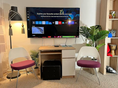 TV and multimedia, Living room, Seating area, Evening entertainment, furniture